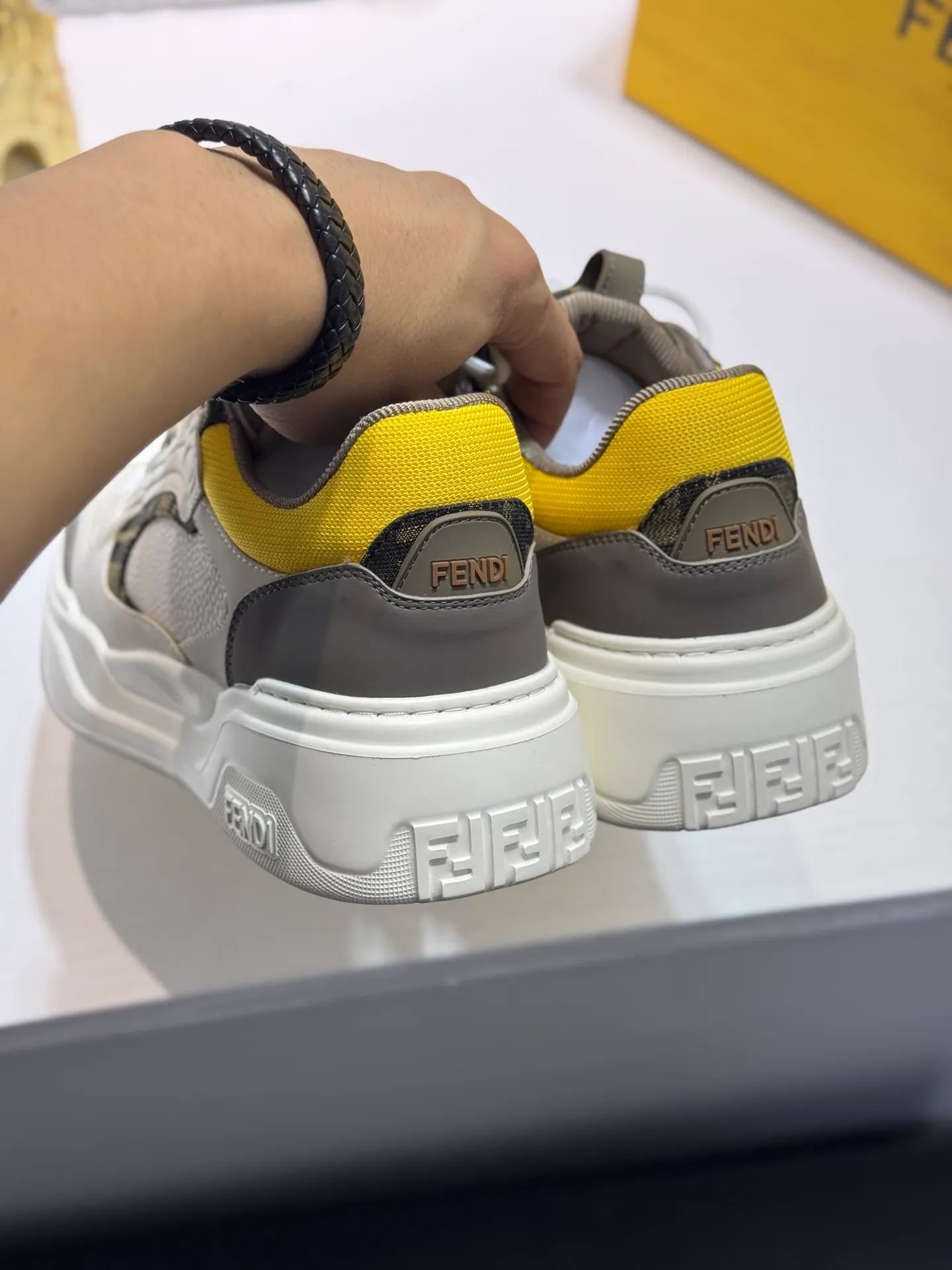 Men's men's shoes 💰560 [New style] 🦥🦥FENDI Fendi high version latest Force series calfskin FF mesh round toe thick sole low-top sports sneakers, these Force lace-up low-top shoes. Made of white full-grain leather and white and brown smooth leather. Padded. Brown FF jacquard and yellow technical fabric details. Lightweight and thick white sole with FF pattern details on the toe and heel ✔️Fabric: Imported first-layer cowhide breathable mesh ✔️Inner lining: Customized breathable mesh ✔️Sole: Open-molded rubber foam material ✔️Sole thickness: 7CM Size: #Men's 38-44 (45 is custom-made and cannot be returned or exchanged